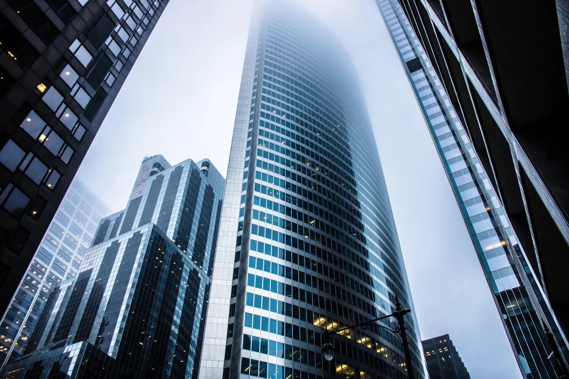 Torres corporativas entre la niebla